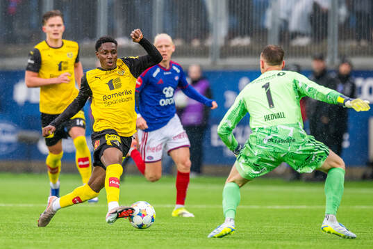 Kparobo Arierhi of Lillestrøm and goalkeeper Oscar Thore