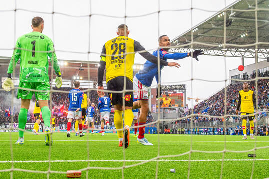Aaron Kiil Olsen of Vålerenga throws away a box of snuff