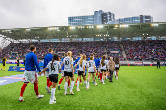 Players of Vålerenga enter the pitch