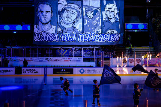 Karlskogas supportrar med ett tifo
