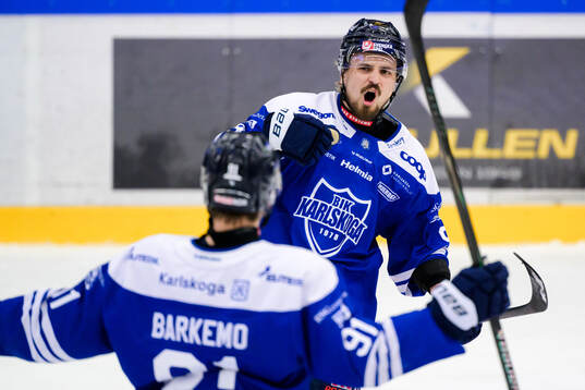Karlskogas Eero Teräväinen jublar