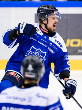 Karlskogas Eero Teräväinen jublar
