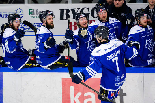 Karlskogas Sander Vold Engebråten jublar med lagkamrater