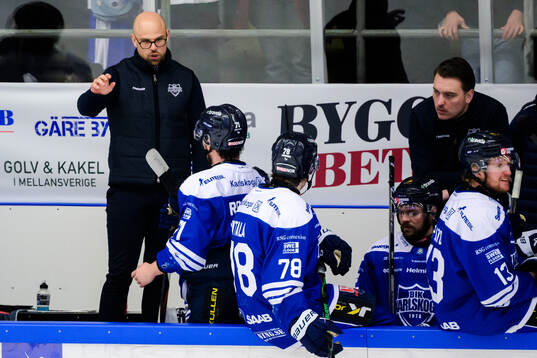 Karlskogas tränare Dennis Hall