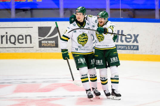 Björklövens Lenni Killinen och Joel Mustonen jublar