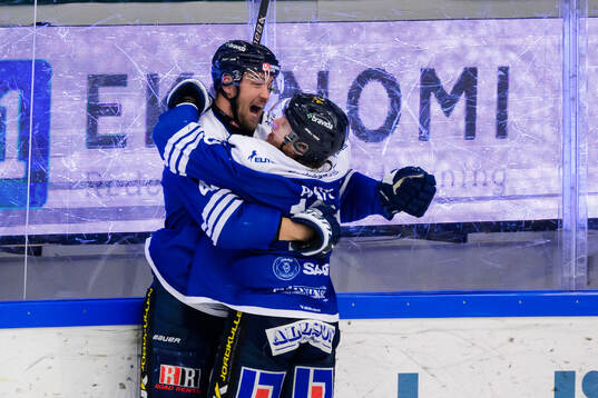Karlskogas Jonatan Harju och Hampus Plato jublar