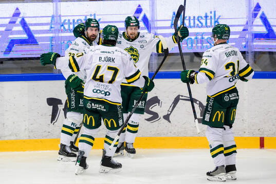 Björklövens Albin Lundin jublar med lagkamrater