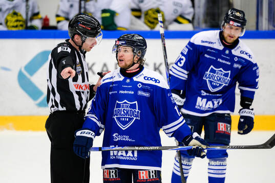 Linjedomare Nicklas Elmerstig i diskussion med Karlskogas