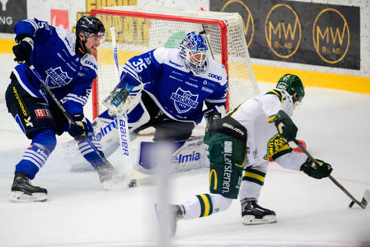 Karlskogas Jonatan Lundgren och målvakt Lars Volden