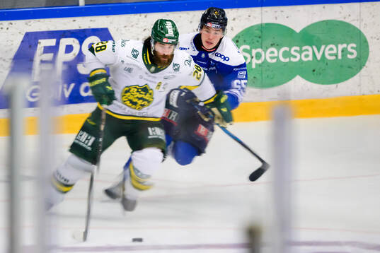 Björklövens Mathew Maione och Karlskogas Noel Fransén