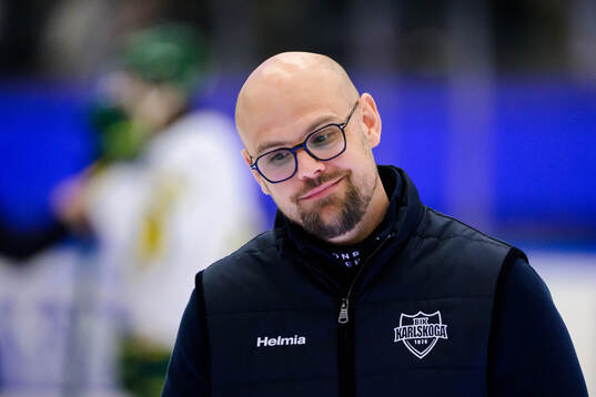Karlskogas tränare Dennis Hall deppar