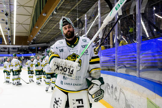 Björklövens målvakt Frans Tuohimaa jublar