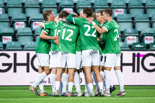 Brages Felix Hörberg jublar med lagkamrater