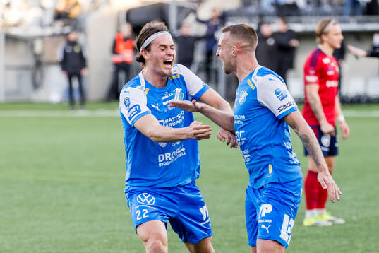 Oddevolds Johan Albin jublar med målskytten till 1-0