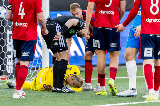 Östers målvakt Carl Lundahl Persson har ont