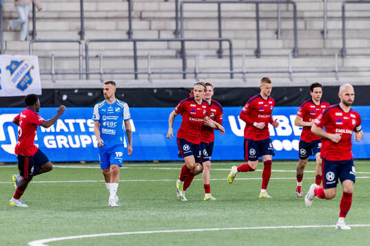 Östers Linus Carlstrand jublar med lagkamrater