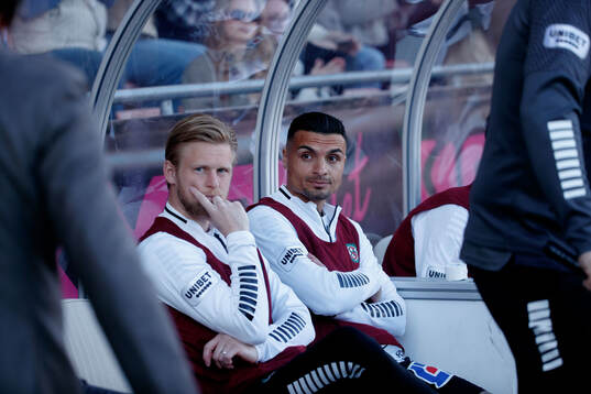 Örebros Karl Holmberg och Ahmed Yasin på avbytarbänken