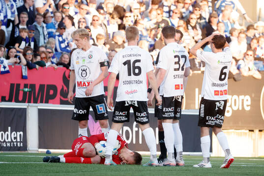 Örebros målvakt Jakub Ojrzynski deppar