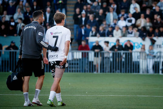 Örebros Samuel Wikman lämnar skadad