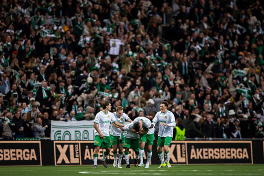 Hammarbys Frank Junior Adjei jubvlar med lagkamrater
