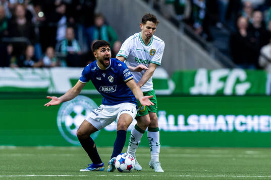 Halmstads Omar Faraj och Hammarbys Oscar Johansson Schellhas