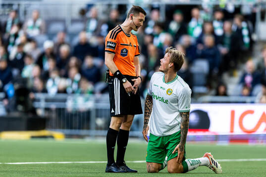 Domare Erik Mattsson och Hammarbys Victor Eriksson