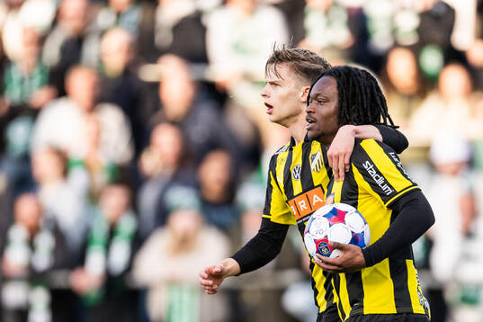 Häckens Adrian Svanbäck och Jeremy Agbonifo jublar