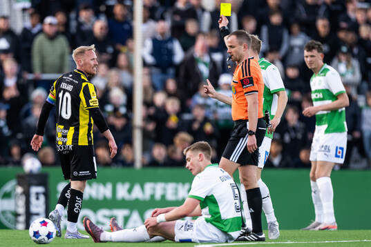 Häckens Mikkel Rygaard Jensen varnas av domare Richard