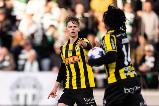Häckens Jeremy Agbonifo jublar med Adrian Svanbäck