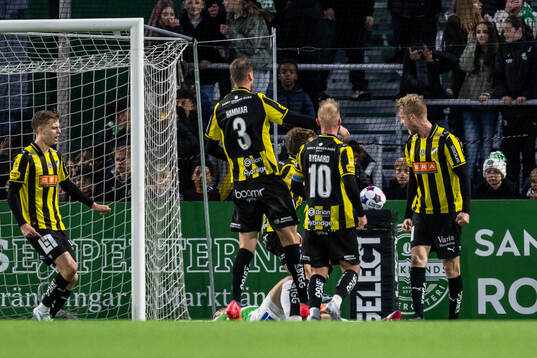 Häckens Filip Helander jublar med lagkamrater