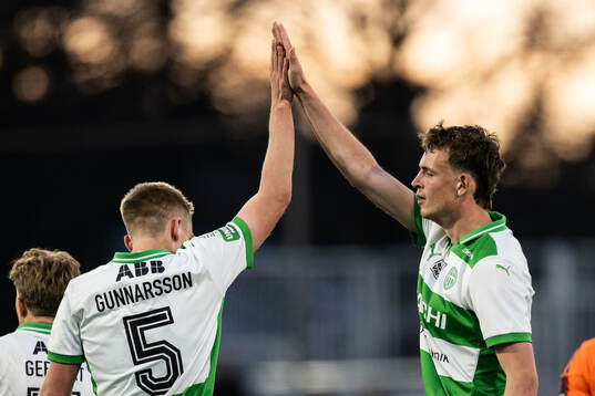 Västerås Mikkel Ladefoged jublar med Karl Gunnarsson
