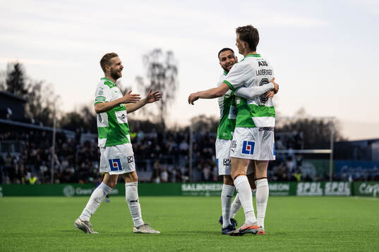 Västerås Mikkel Ladefoged jublar med Jonathan Ring och