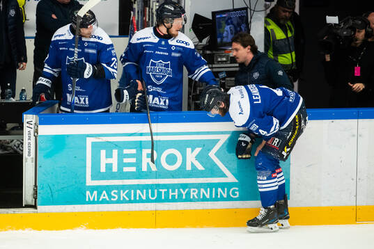 Karlskogas Alexander Leandersson har ont