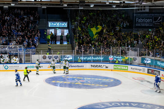 Björklövens Albin Lundin jublar med lagkamrater