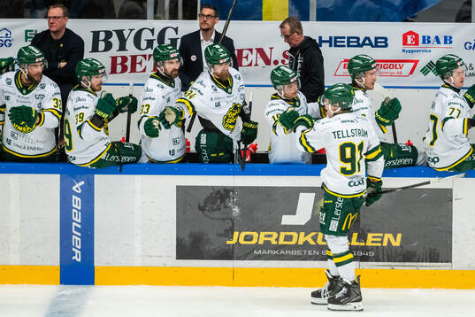 Björklövens Oscar Tellström jublar med lagkamrater