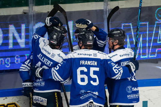 Karlskogas Jonatan Harju jublar med lagkamrater