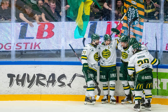 Björklövens Oscar Tellström jublar med lagkamrater