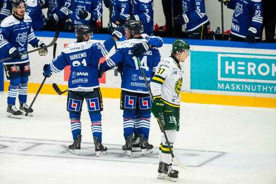 Karlskogas Henrik Björklund jublar med lagkamrater