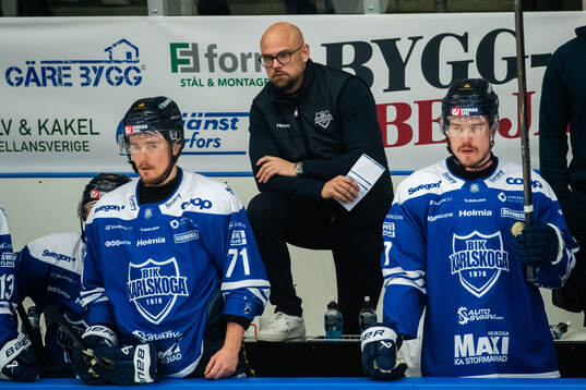 Karlskogas Adam Rockwood och tränare Dennis Hall deppar