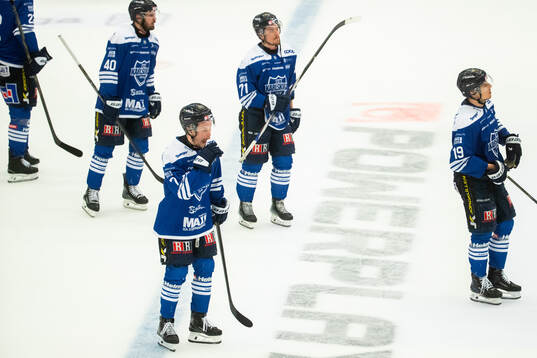 Karlskogas Adam Rockwood och Simen Andre Edvardsen deppar
