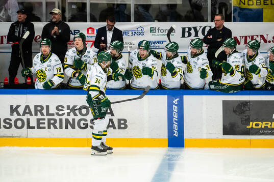 Björklövens Daniel Brodin jublar med lagkamrater