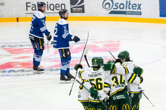 Björklövens Daniel Brodin och Fredrik Forsberg jublar med