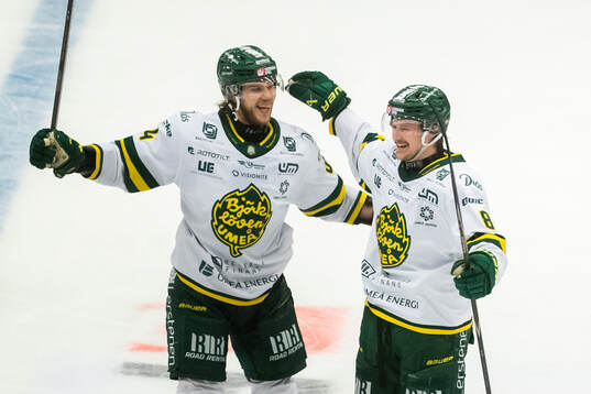 Björklövens Anton Malmström och Lucas Nordsäter jublar