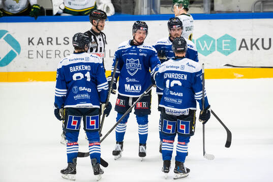 Karlskogas Sander Vold Engebråten jublar med lagkamrater