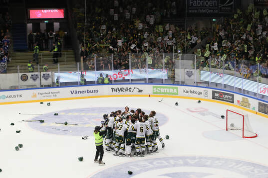 Björklövens spelare jublar