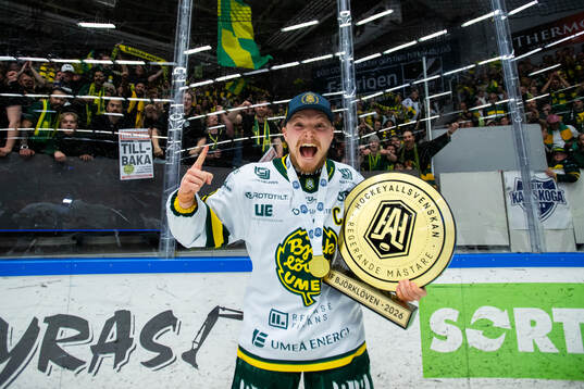 Björklövens Axel Ottosson jublar med pokalen