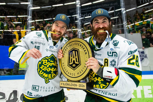 Björklövens Olli Vainio och Mathew Maione jublar med