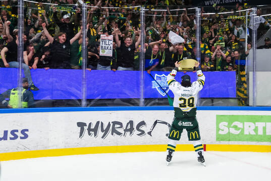 Björklövens Mathew Maione jublar med pokalen