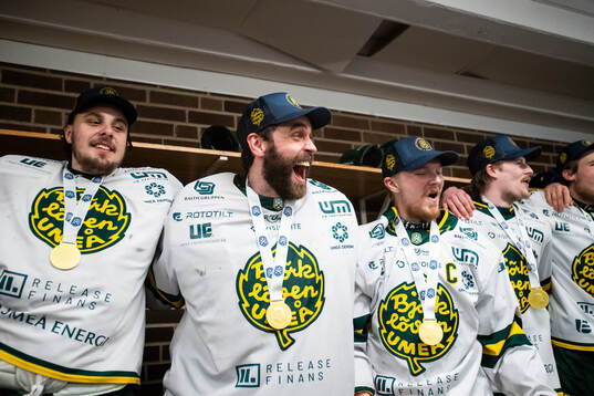 Björklövens målvakt Frans Tuohimaa och Axel Ottosson