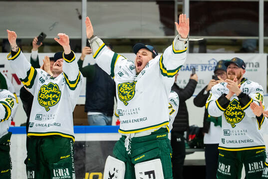 Björklövens målvakt Olle Eriksson Ek jublar